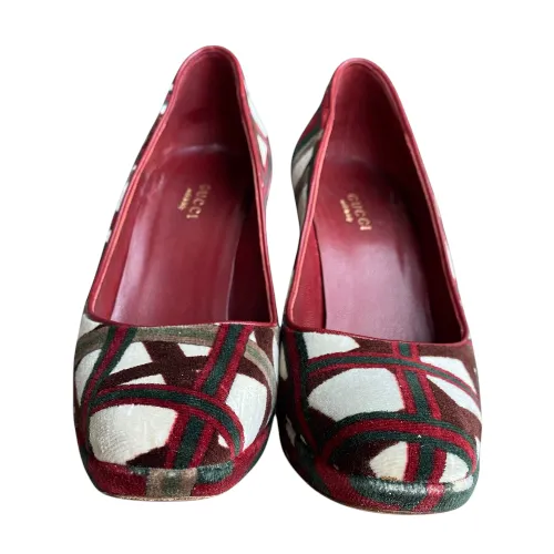 GUCCI Multicolor Burgundy, Green, Ivory Printed Velvet Pumps, Size 35.5 C